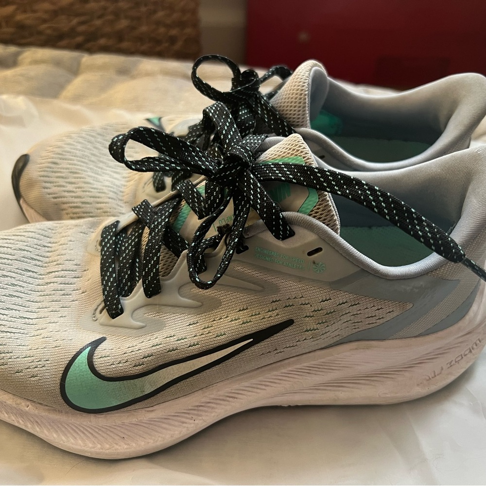 Women ZoomX running sneaker size 6